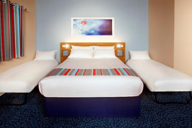 Travelodge Bracknell Central Экстерьер фото